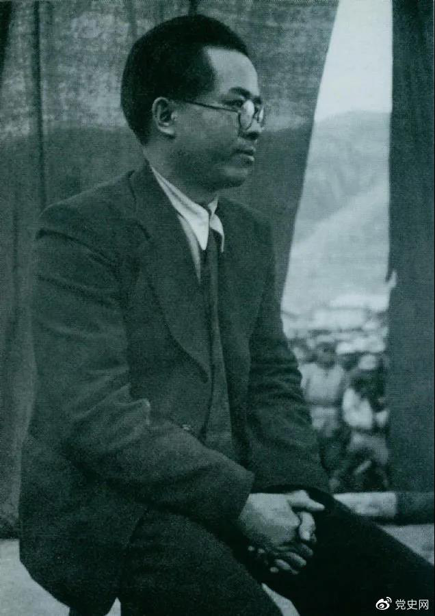 1940年3月26日，任弼时结束中共驻共产国际代表的工作回到延安。图为他在欢迎大会上