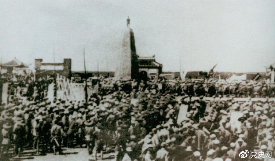  1931年6月，红七军到达中央革命根据地江西兴国县，编入彭德怀率领的红三军团。图为当时会师的情形。