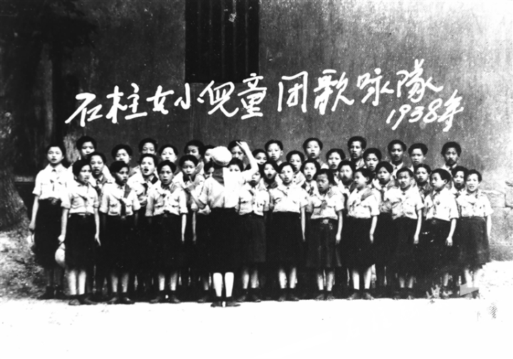 石柱女校儿童团歌咏队教唱抗日歌曲的情景.jpg