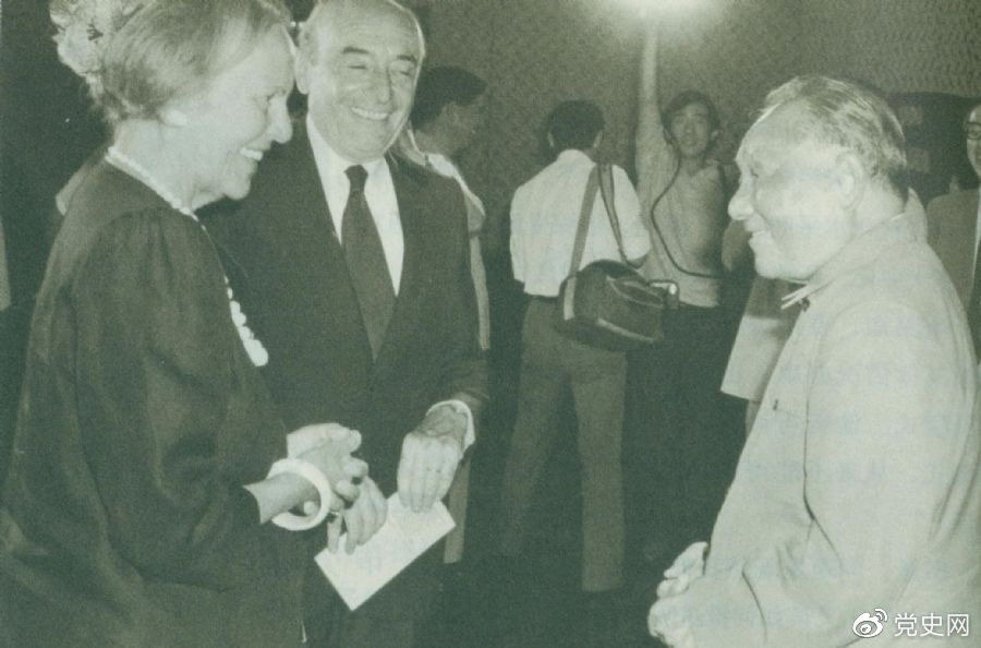 1987年8月29日，邓小平在会见意大利共产党领导人约蒂和赞盖里时指出，中国处在社会主义初级阶段。