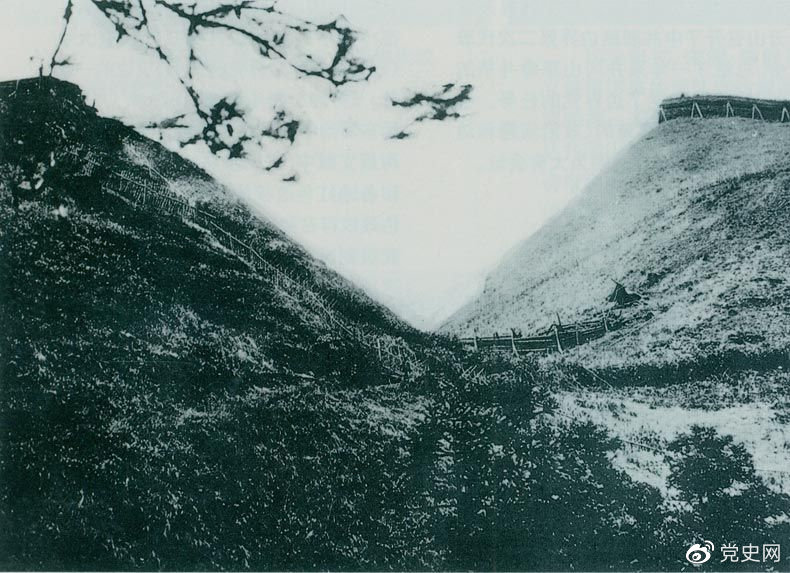 井冈山黄洋界哨口。1928年8月30日，红军以不足一个营的兵力，在这里击退湘赣敌军的进攻，取得黄洋界保卫战的胜利。至11月，红军又打破了两省敌军对井冈山根据地的第二次“会剿”。
