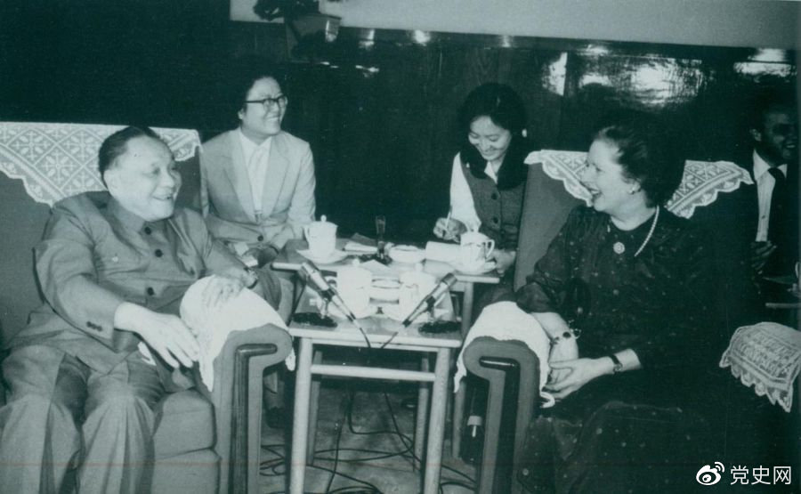 1982年9月24日，邓小平会见英国首相撒切尔夫人。